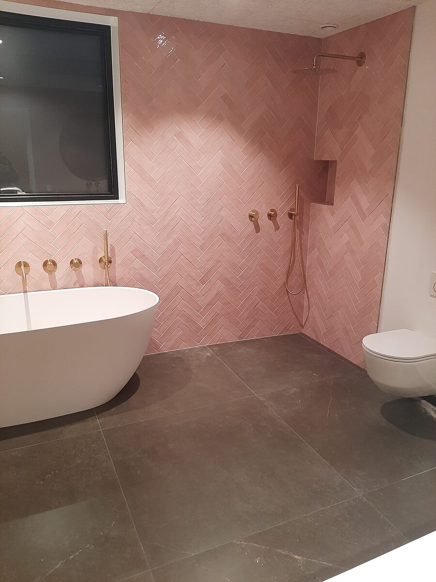 Rødt herringbone gulv — færdigt badeværelse