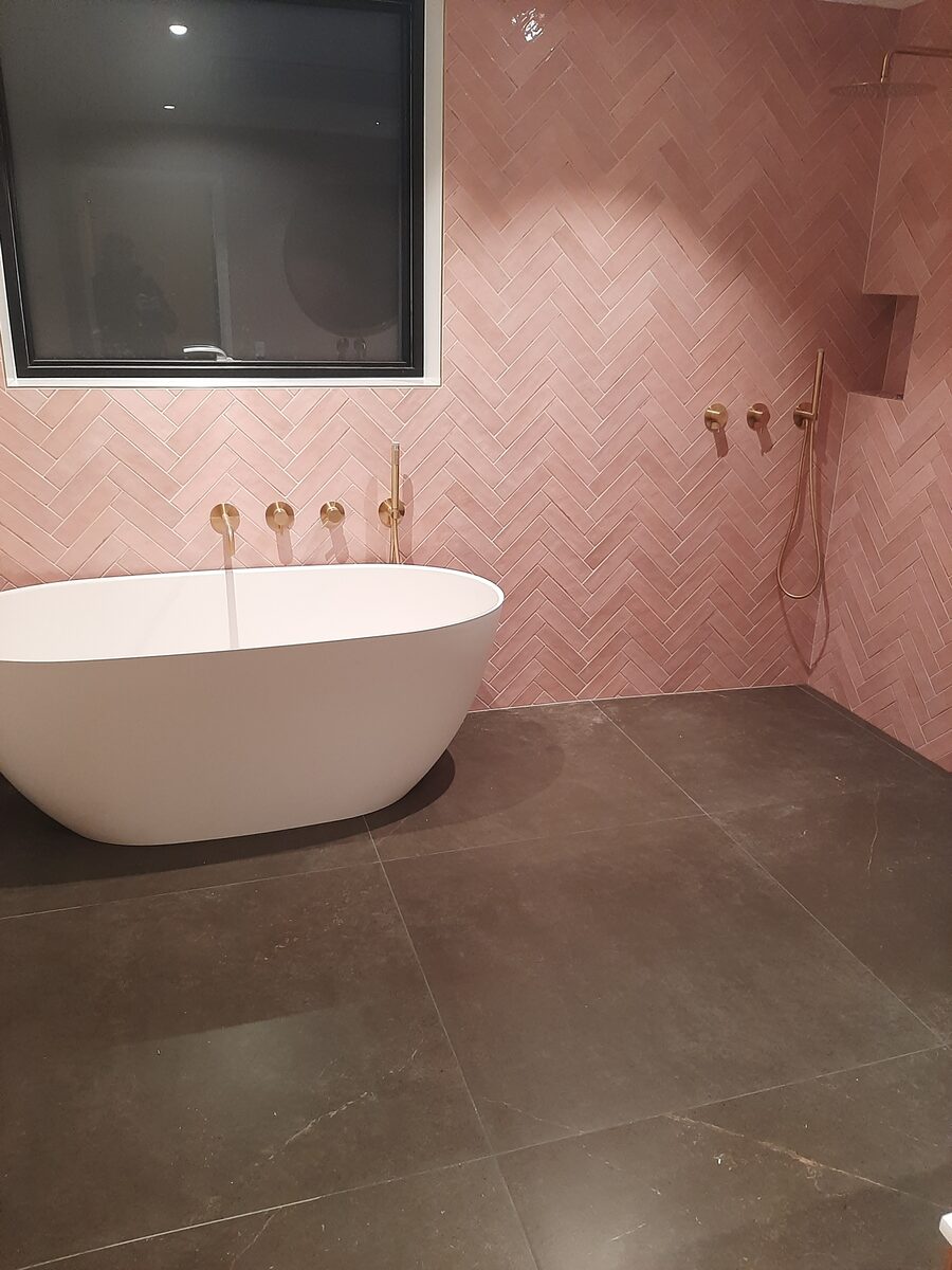 Rødt herringbone badeværelse — toilet og håndklæde