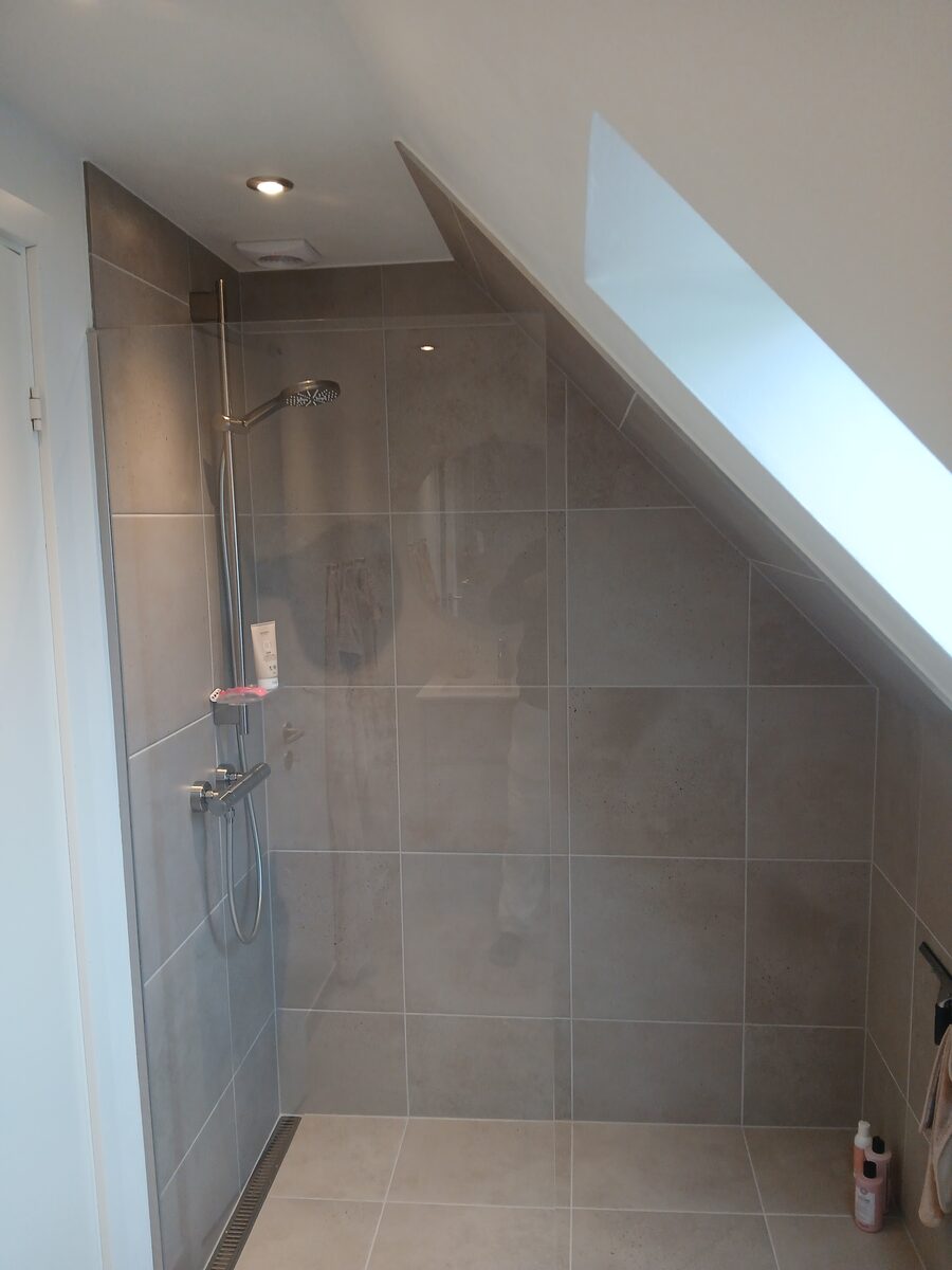 Grå granit badeværelse med tagskrå — bruser