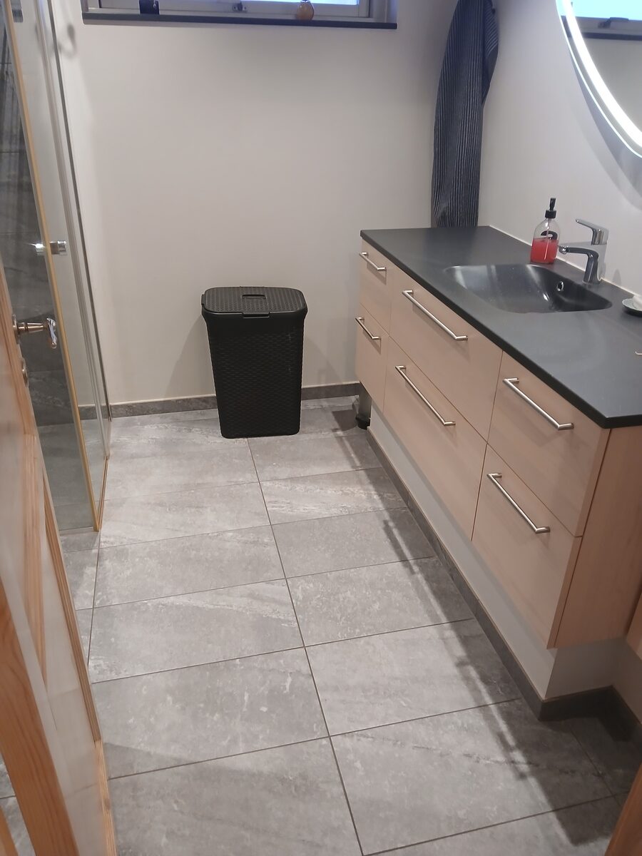 Moderne hvidt badeværelse — spejl og vask