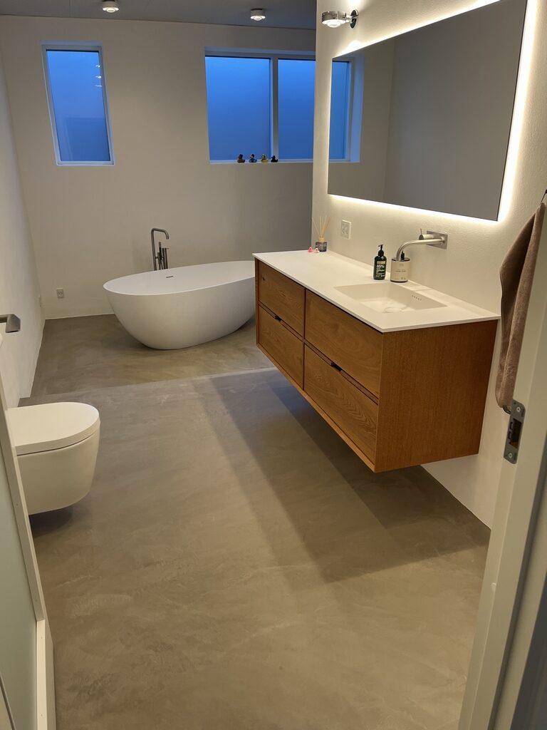 Mørkebrun elegant badeværelse — overblik