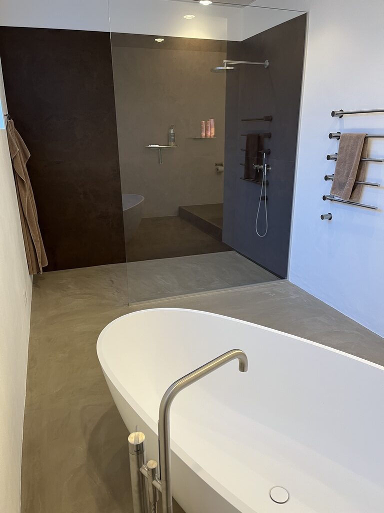 Beige badeværelse med badekar — hvide fliser