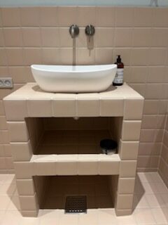 Beige badeværelse — rundt spejl