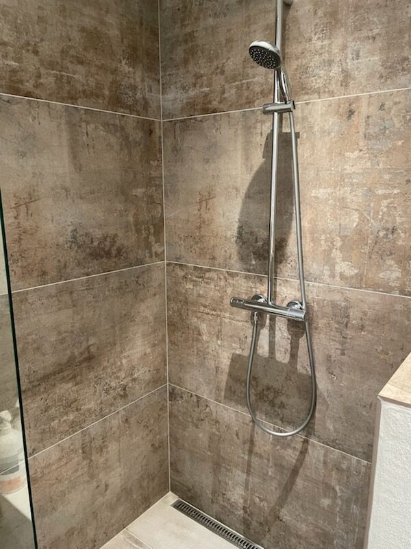 Grå badeværelse — bruseområde