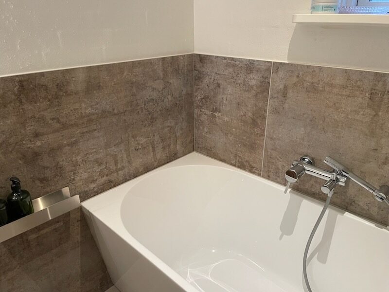 Grå badeværelse — badekar og armaturer