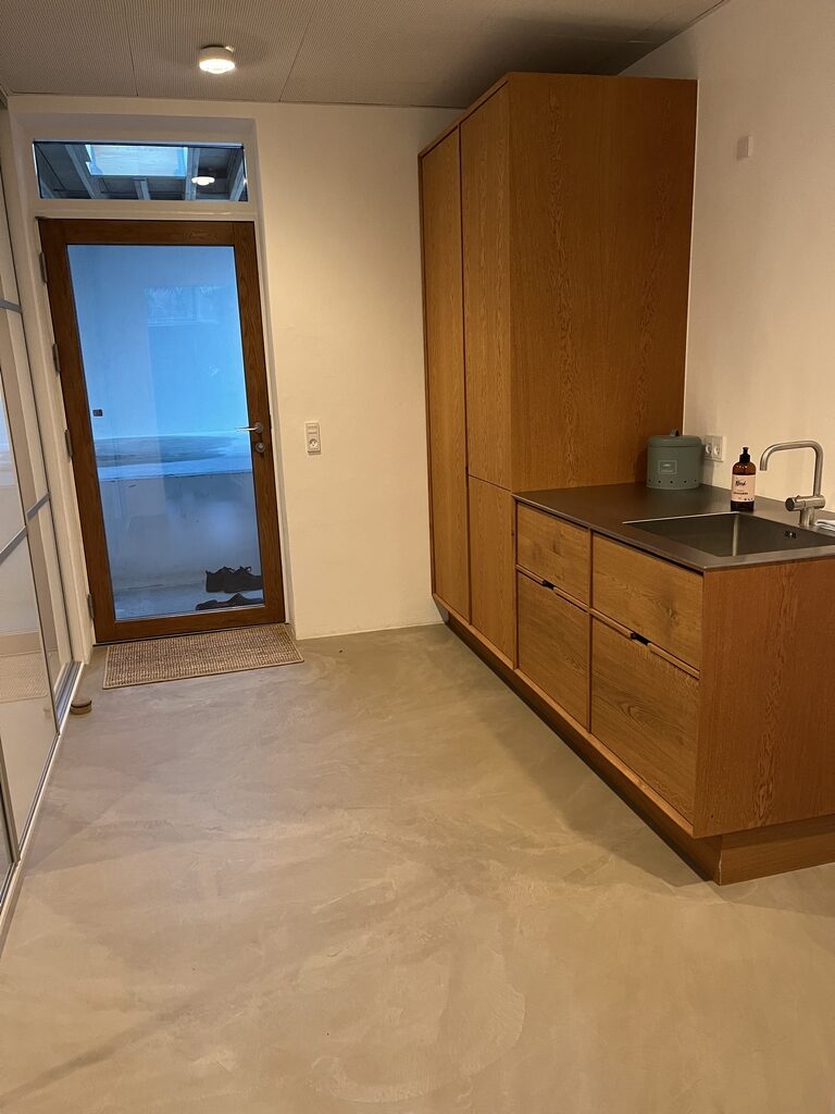 Entré — parketgulv og vindue