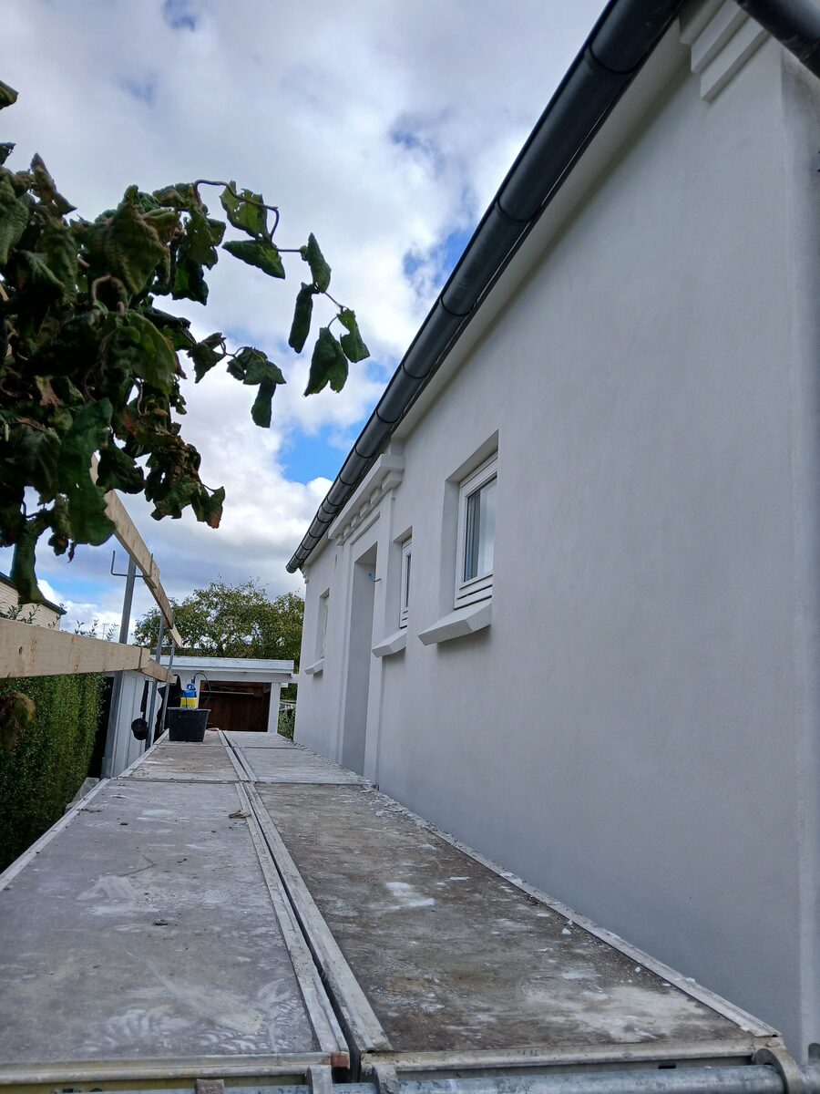 Facaderenovering — hvidt puds og vinduer