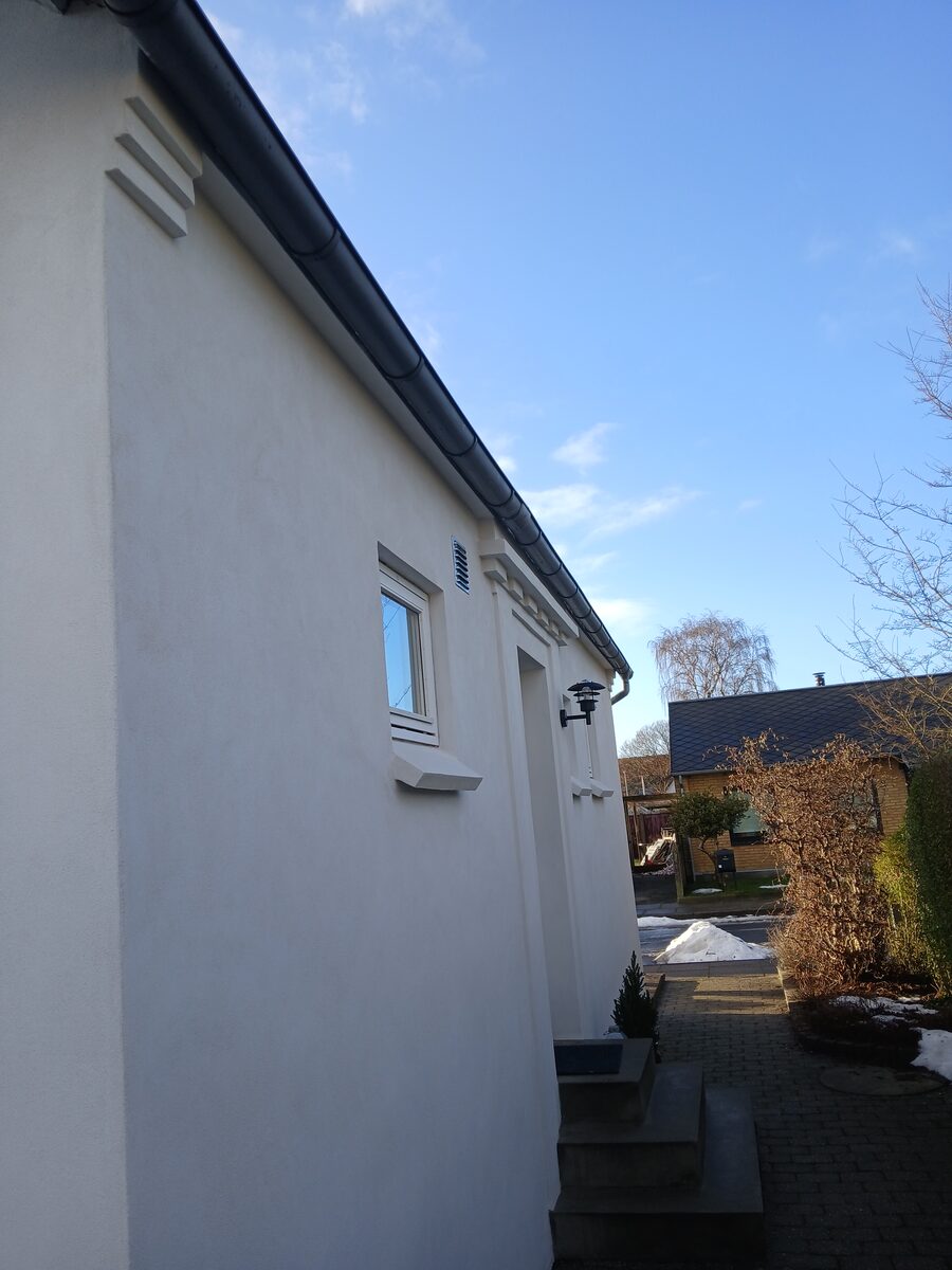Facaderenovering — fladt tag med ventilation