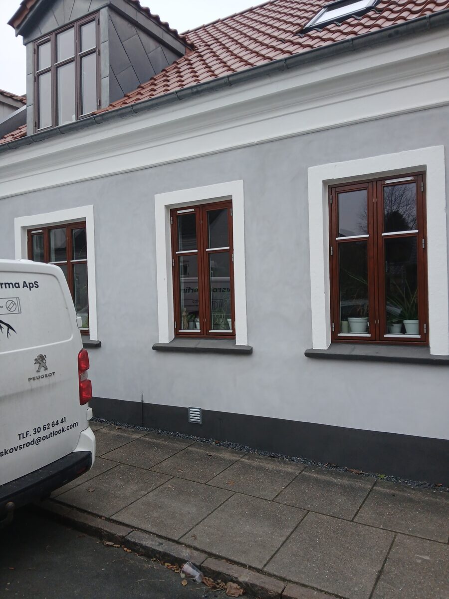 Facaderenovering — tre vinduer med hvidt puds